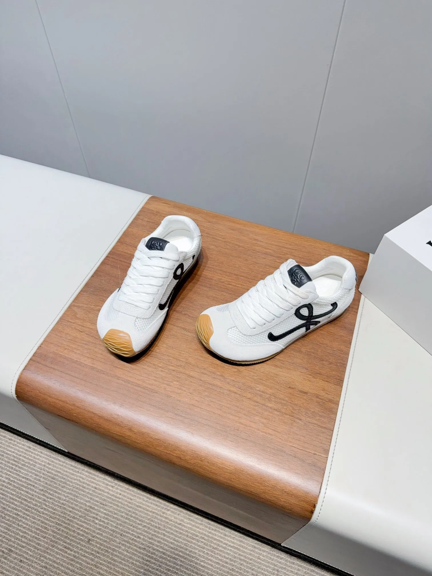 👟👟Ex-factory price 560👟👟 Loewe LOEW- 2025 mesh moral training shoes Super awesome Asymmetric toe shape, as LOEWE's signature design Super soft, lightweight and flexible sole, new wave texture rubber outsole, extending to the toe, upgraded soft leather lining and footbed to provide maximum comfort, 3D injection molded rubber LOEWE logo on the heel Fully open mold matching material Size: 35-40 (custom-made for 40 women, non-refundable)